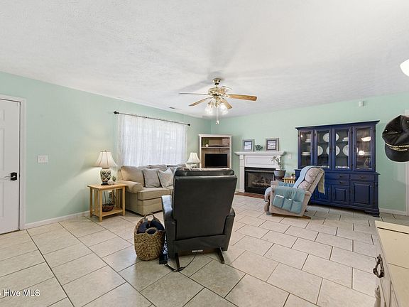 4th image of 607 Darkwood Drive