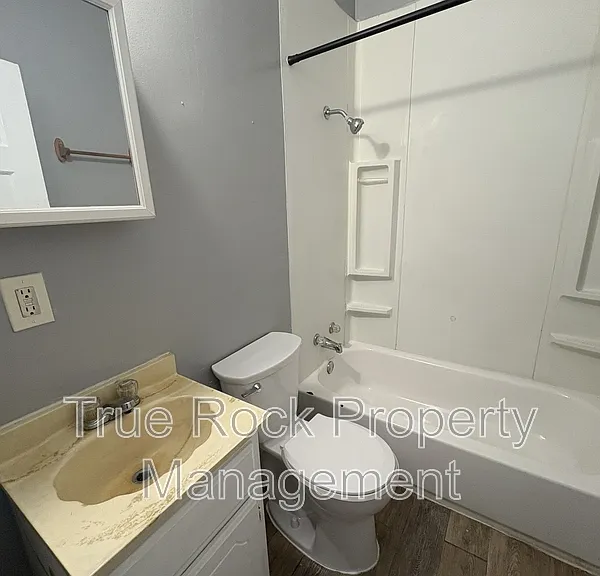 225 N Hope St — Photo 7
