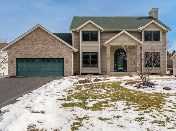 9293 Forest Ridge Dr, Roscoe, IL 61073