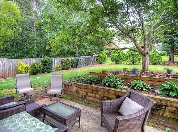4th image of 325 Willow Crescent Way