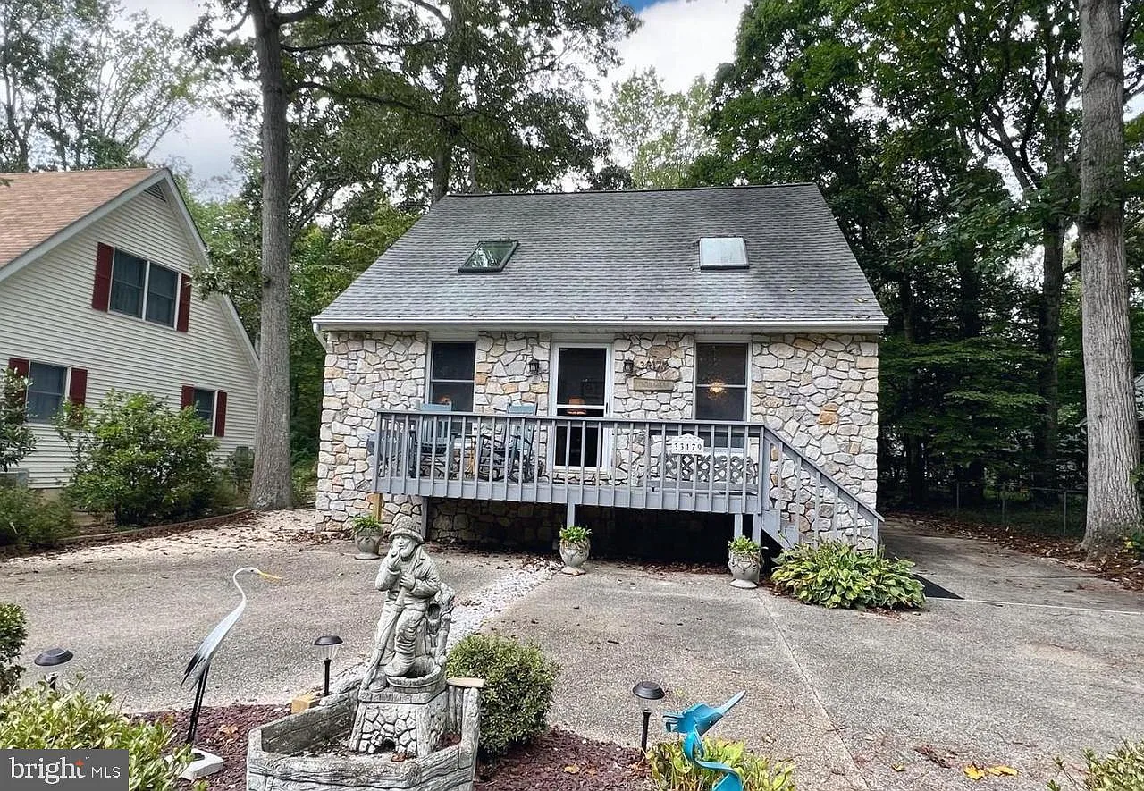 4 bed, 1325 sqft, $2,400 — Photo 1