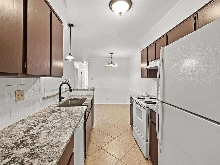 9807 Hundred Oaks Cir #B — Photo 11