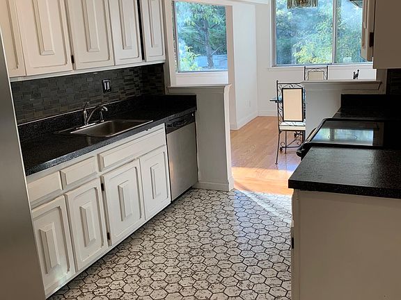 4th image of 1025 Colony Dr #2