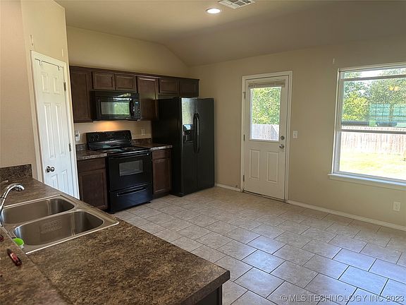 3rd image of 23250 S Jewell Dr
