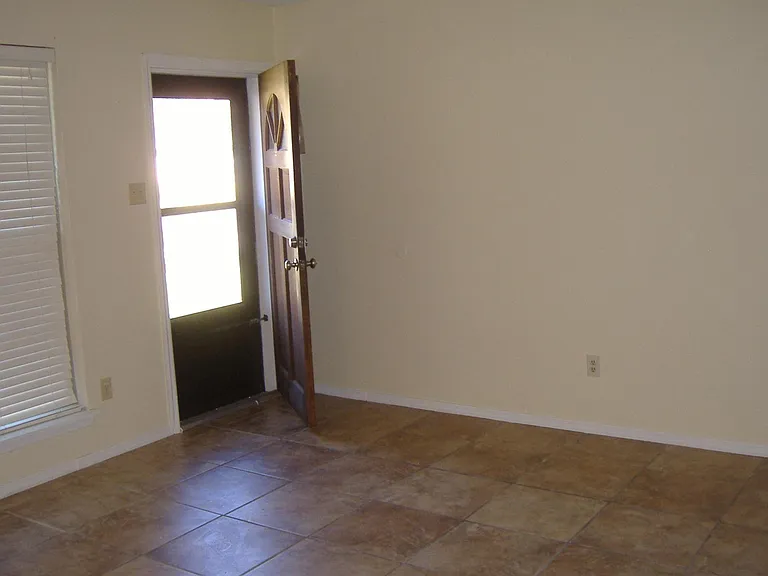 1228 Roundhill Dr — Photo 10