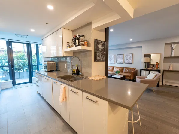 289 Drake St #201, Vancouver, BC V6B 5Z5