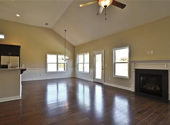 4th image of 724 Meadowcroft #244-lot 244