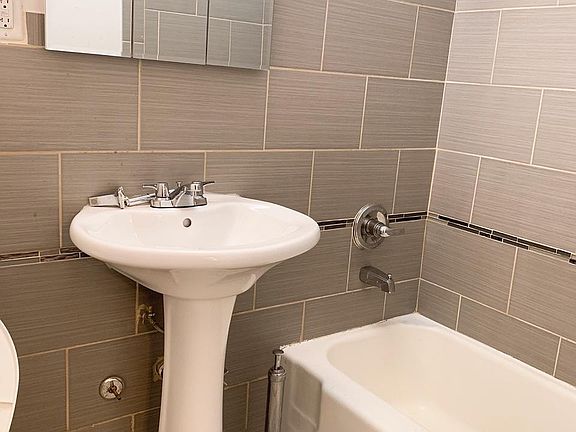 4th image of 3324 Parsons Blvd APT 3F