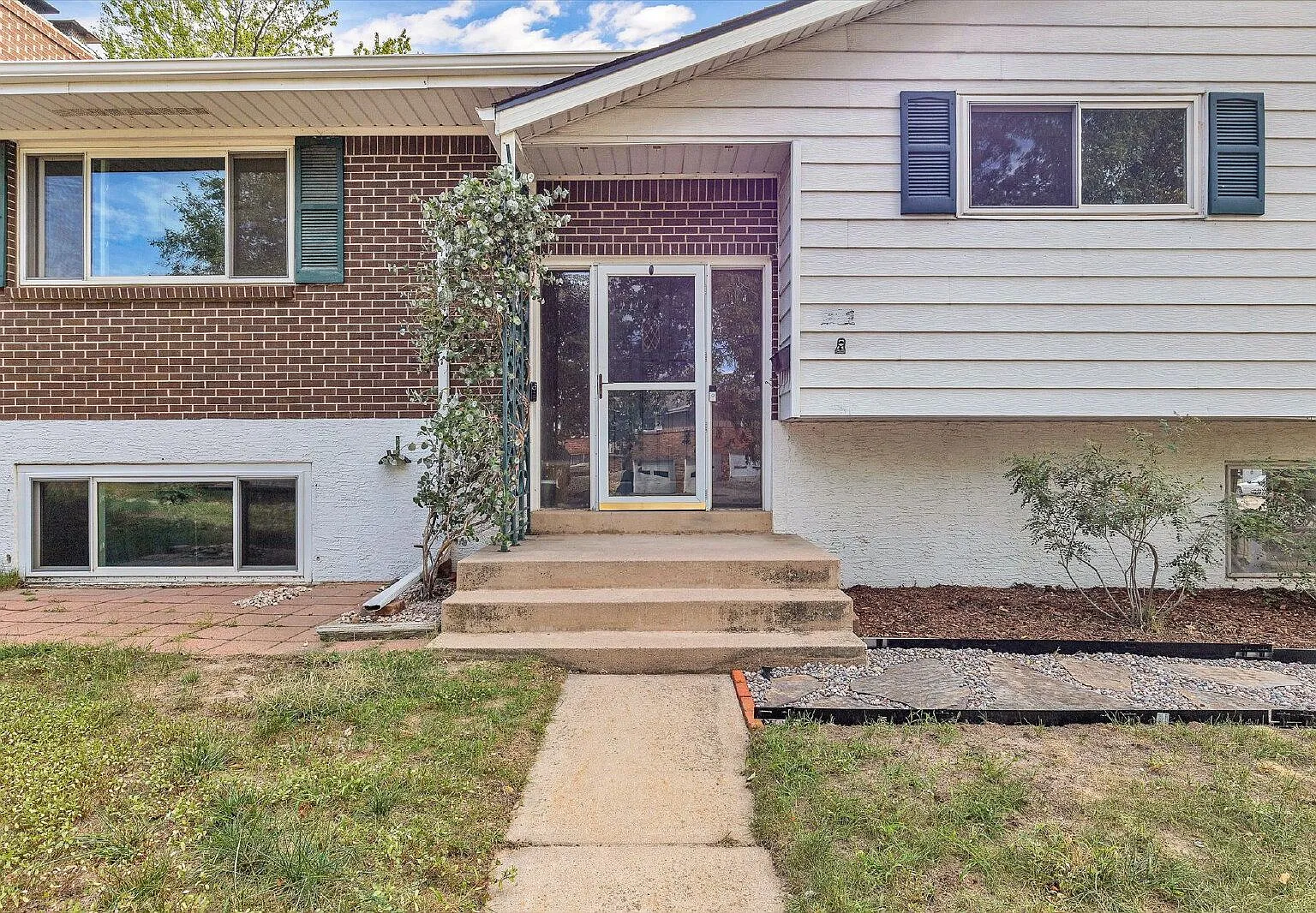 4 bed, 3.0 bath, 2225 sqft, $2,200 — Photo 4
