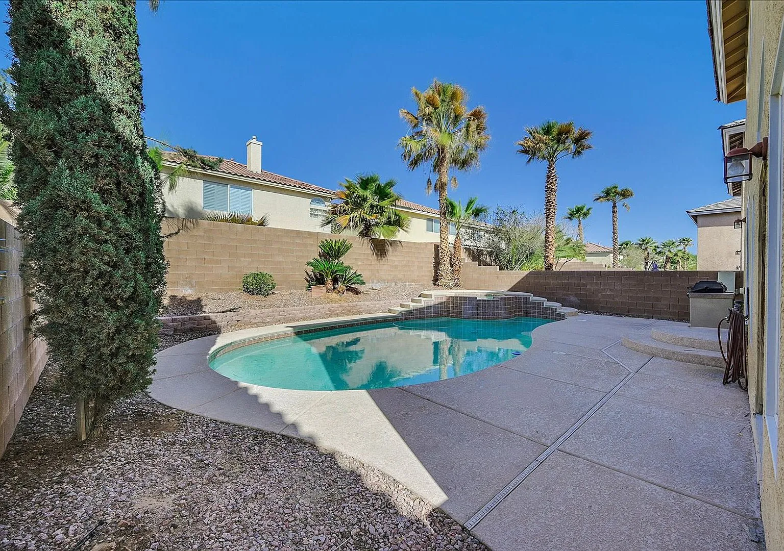 Great 2 story home with sparkling pool, located inside Guard Gated Southern Highlands! — Photo 1