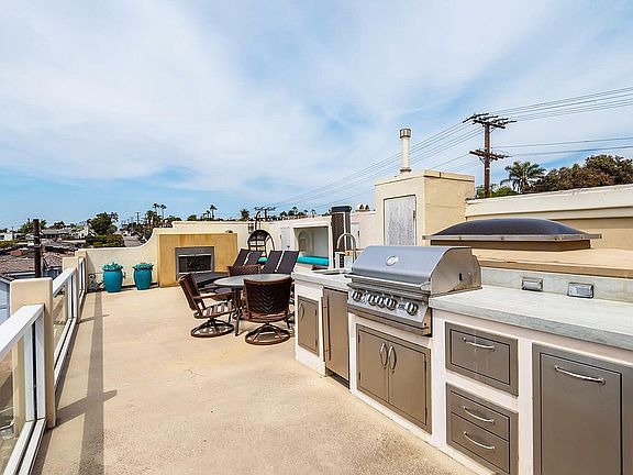 Grill area w/ ice maker
