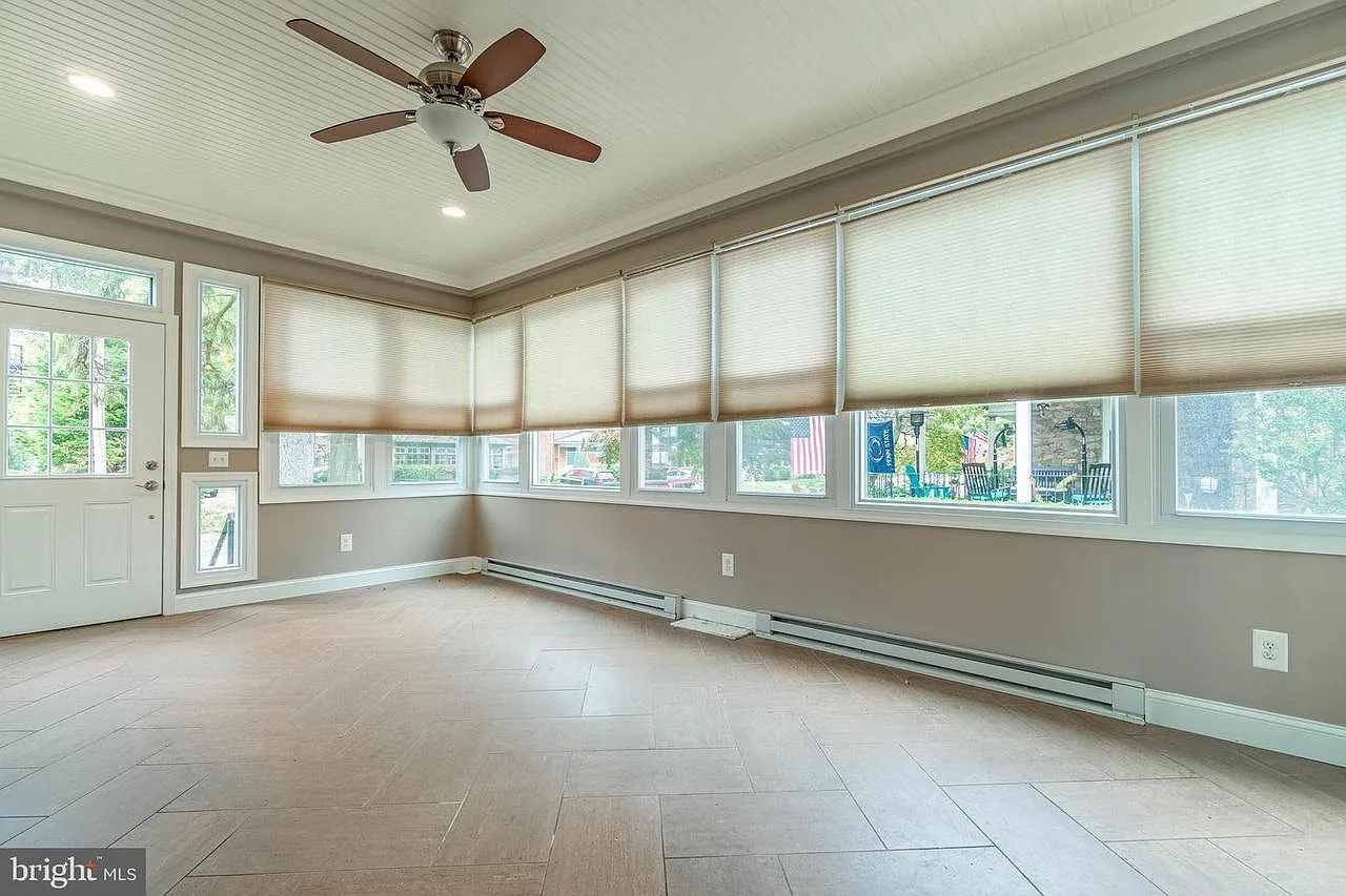 5 bed, 2.5 bath, 2734 sqft, $4,800 — Photo 3