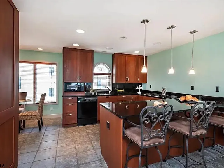 4501 Boardwalk #B — Photo 8
