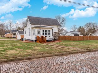 811 N Chestnut St, Le Roy, IL 61752