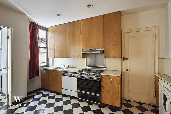 Sold by Warburg | media 7