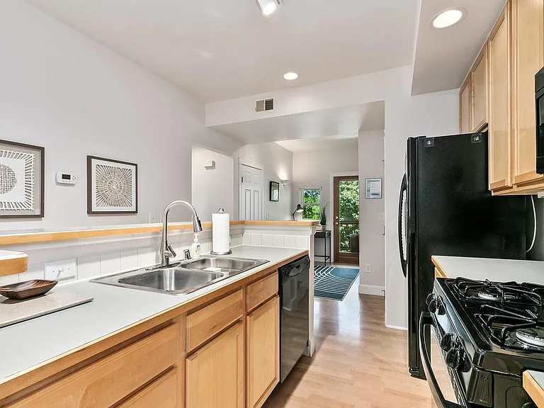405 Mason Ct — Photo 13