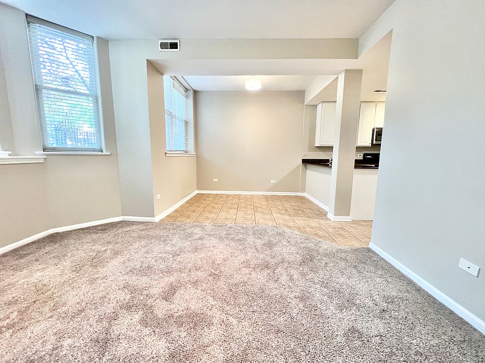 High ceilings, very bright with natural light, and large double-pane windows.