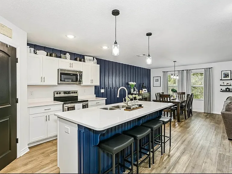 Open floor plan of kitchen and dining room