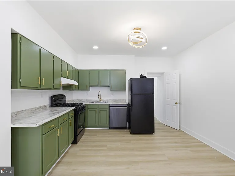 2567 W Baltimore St — Photo 5