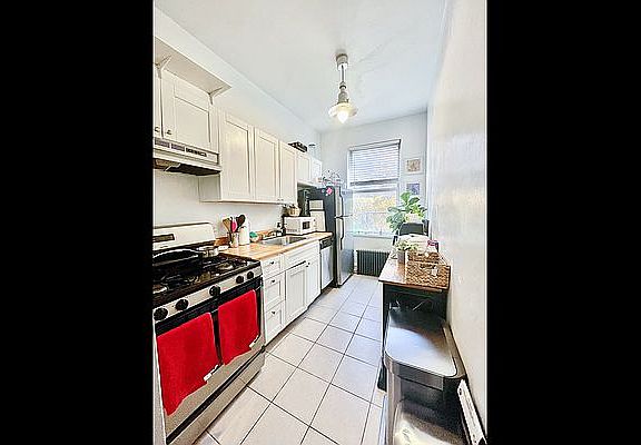 4th image of 529 Hudson St APT 3