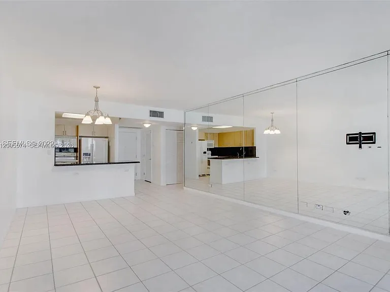 2301 Collins Ave #817 — Photo 10