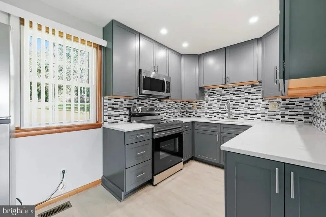 3 bed, 2.0 bath, 1300 sqft, $2,500 — Photo 2
