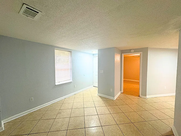 Willow Tree Apartments — Photo 23