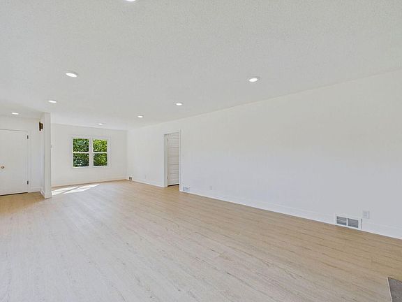 5th image of 542 3rd Ave