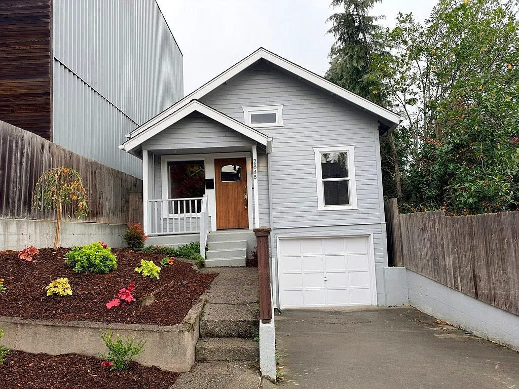 2848 SW Adams Street — Photo 1