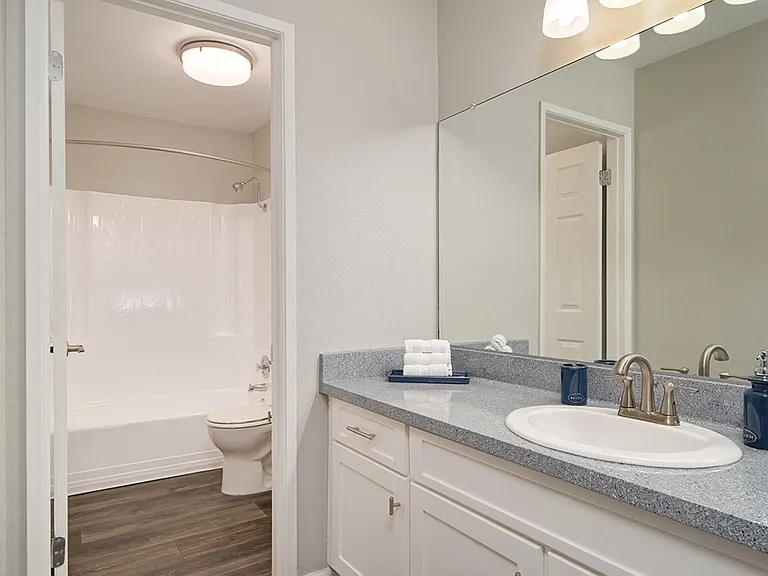 St. Charles Oaks Apartments — Photo 5