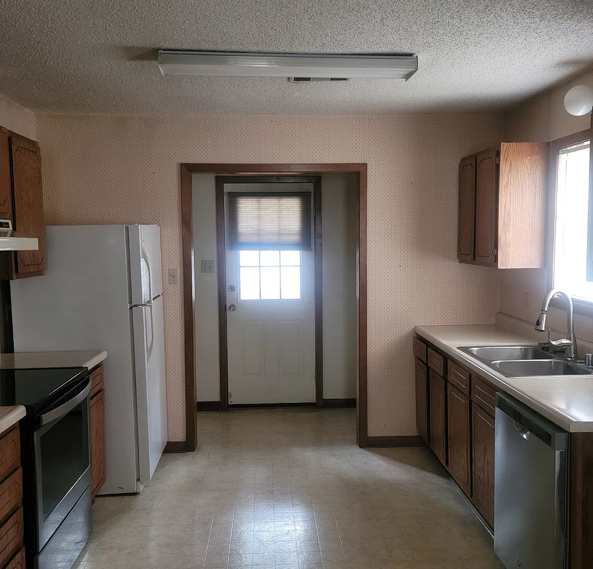 2 bed, 1.0 bath, 820 sqft, $700 — Photo 2