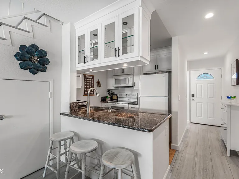 304 E Surfside Dr — Photo 3