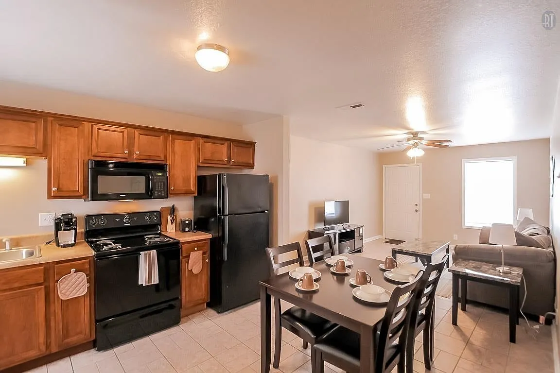 3 bed, 1.5 bath, 1200 sqft, $1,150 — Photo 4