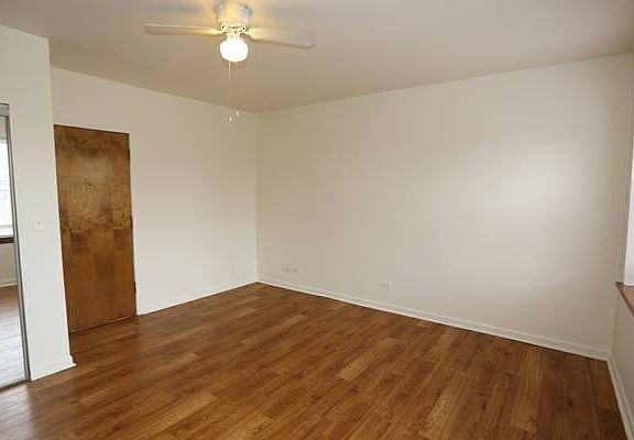 2nd image of 4241 N Kenmore Ave Unit 105