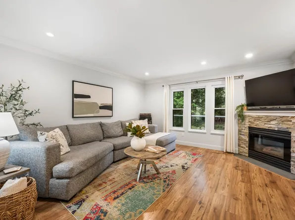 2590 Panorama Dr #11, Coquitlam, BC V3E 2W9