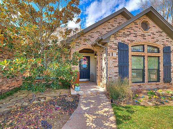 3rd image of 1401 Sandhurst Cir