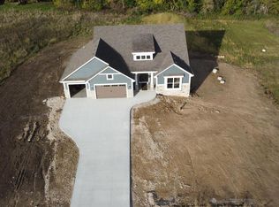 W274N4901 Willowcreek Dr, Pewaukee, WI 53072