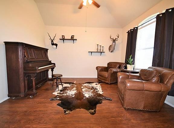 4th image of 304 N Carriage Hills Dr