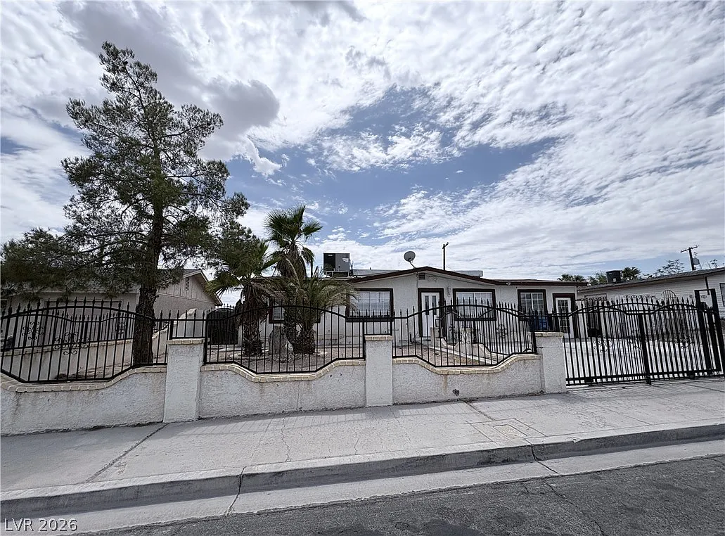 4 bed, 4.0 bath, 1520 sqft, $2,050 — Photo 1