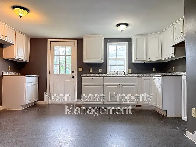 409 N Church St #B — Photo 10