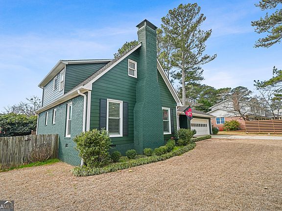 4th image of 208 Larcom Ln