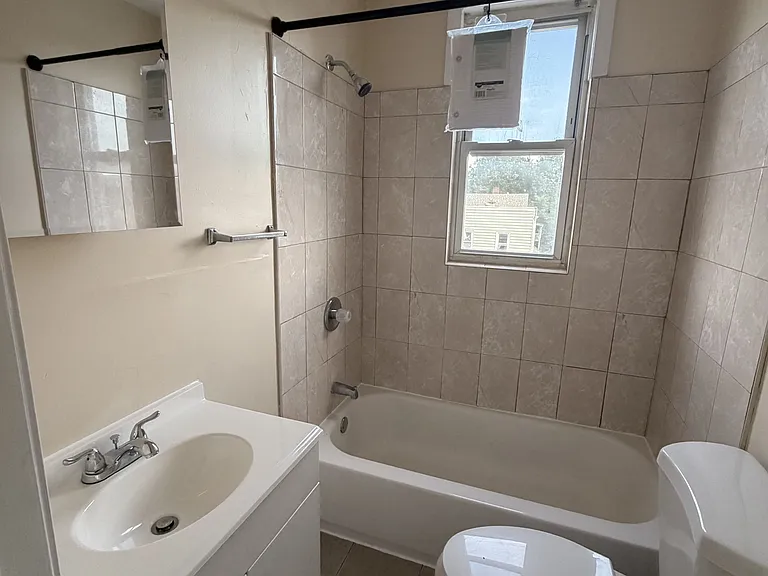 373-375 Blatchley Ave #3A — Photo 4