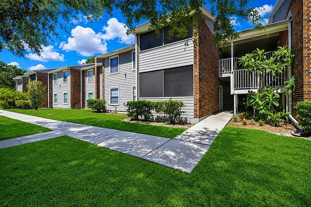 3 bed, 2.0 bath, 985 sqft, $2,000 — Photo 3