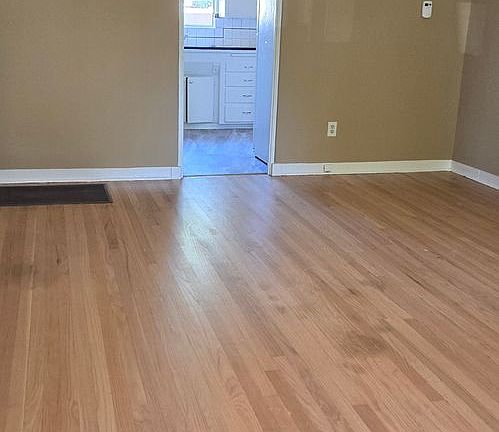 2nd image of 300-304 Solano Dr NE #302
