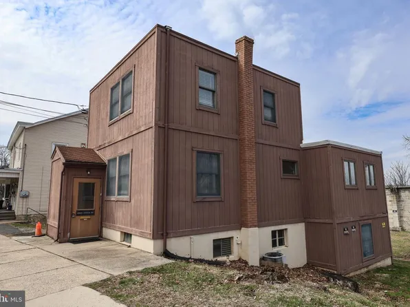 2042 Mahantongo St, Pottsville, PA 17901