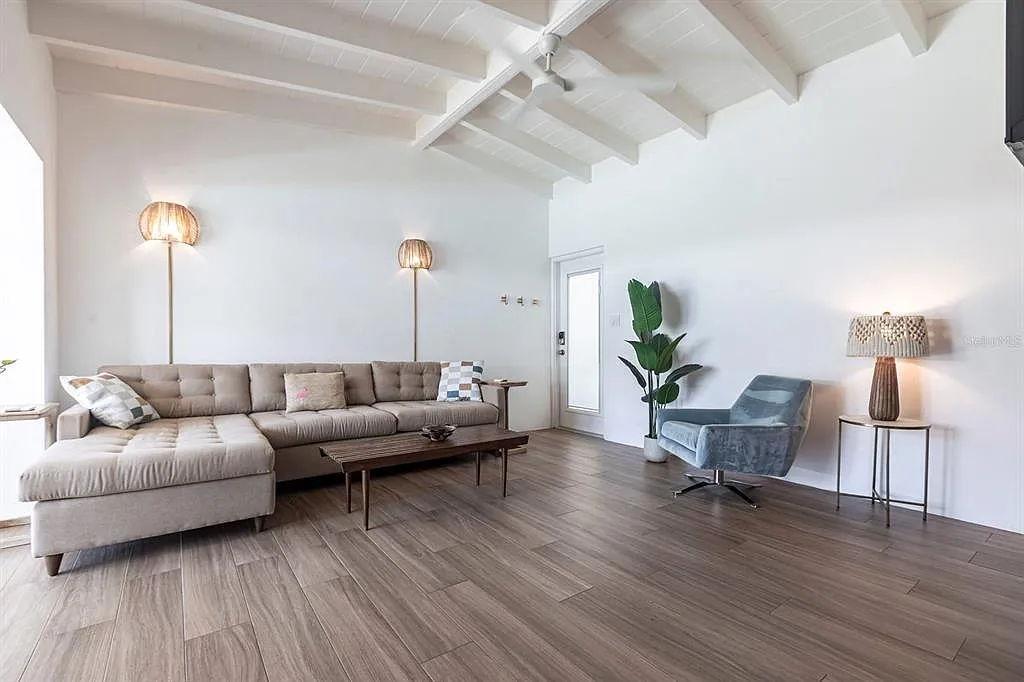 1 bed, 1.0 bath, 708 sqft, $5,370 — Photo 3