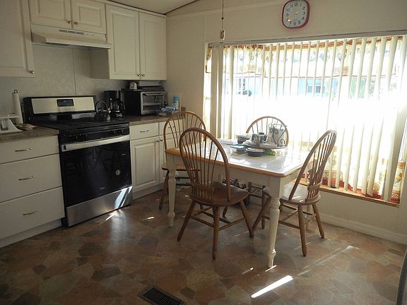 5th image of 204 Iris Dr