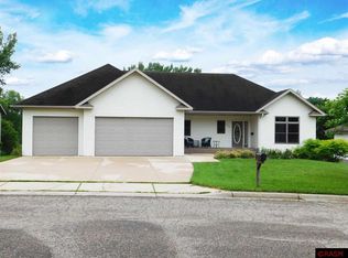 825 Hilltop Pl SW, Owatonna, MN 55060