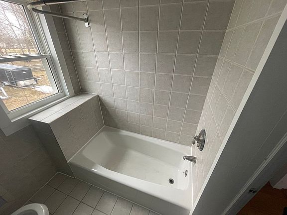 5th image of 172 Roosevelt Ave #2