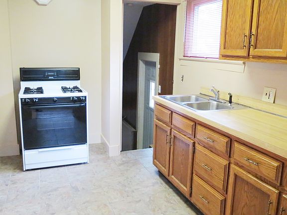 5th image of 601 Forest St NE